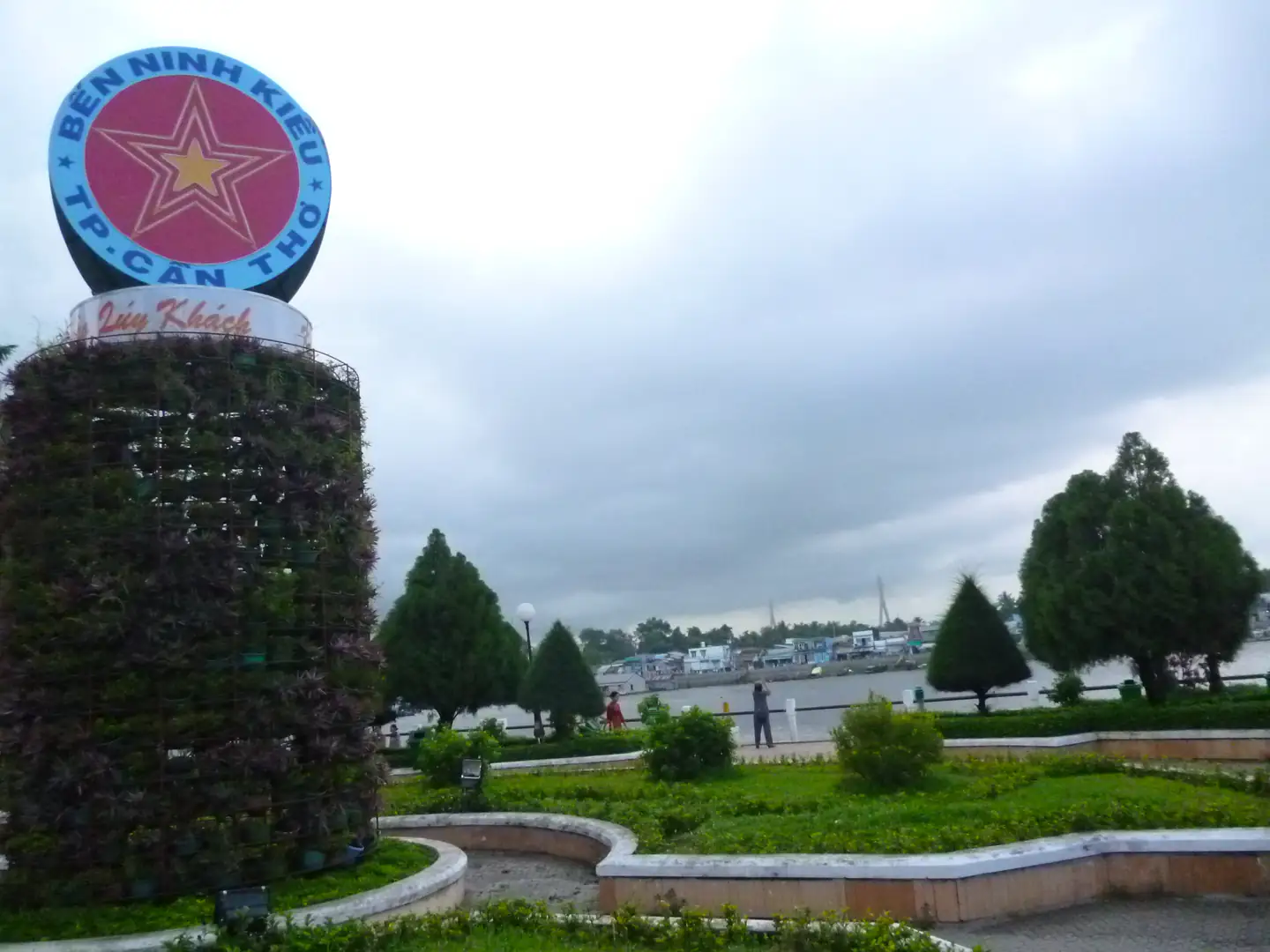 Biển Bến Ninh Kiều, vườn cây và bờ sông ở Cần Thơ